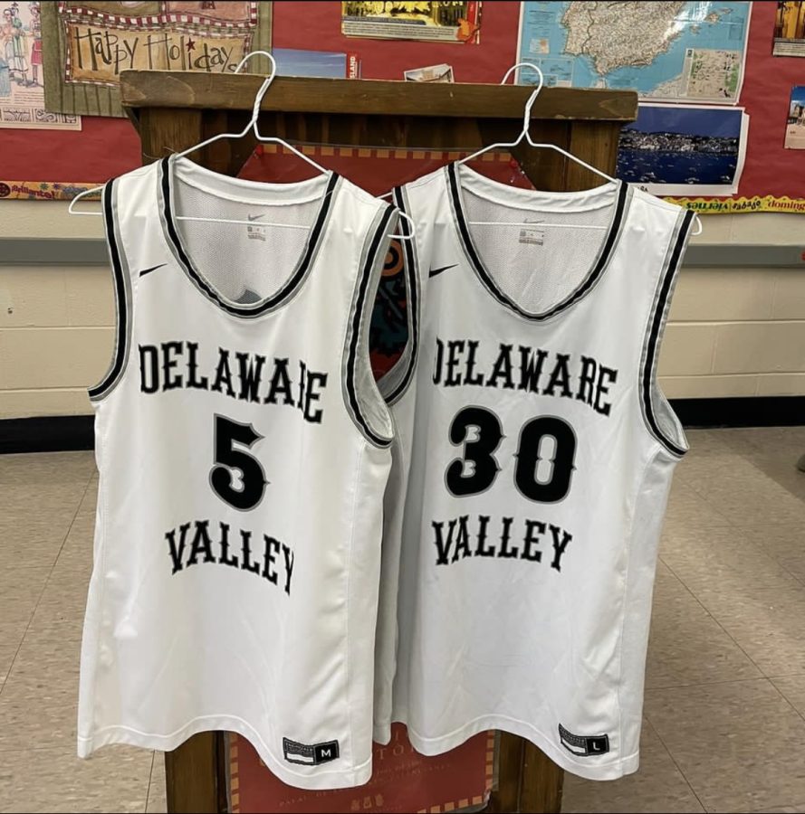 Basketball players show appreciation for teachers with their jerseys