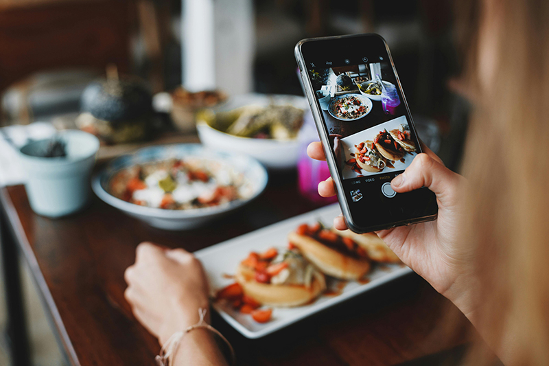 Should meal times be tech-free?